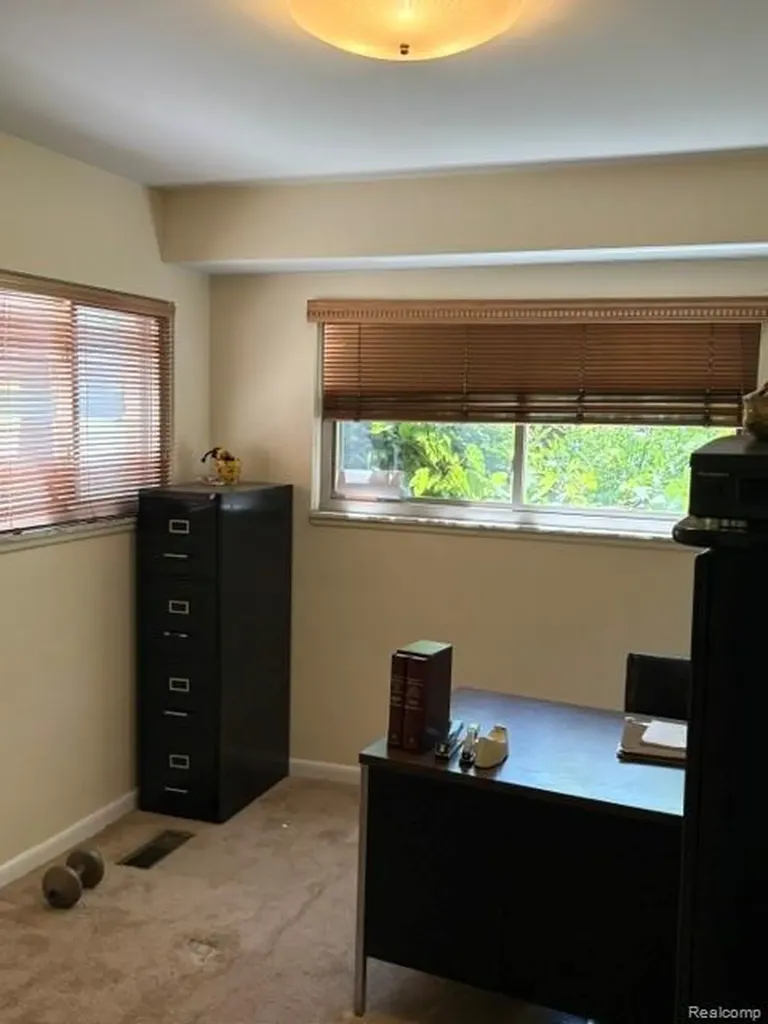 19412 Starlane Street Southfield City MI 48075