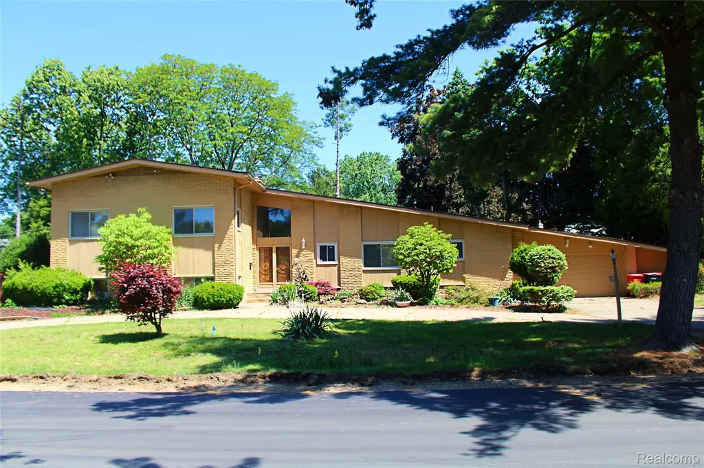 19412 Starlane Street Southfield City MI 48075