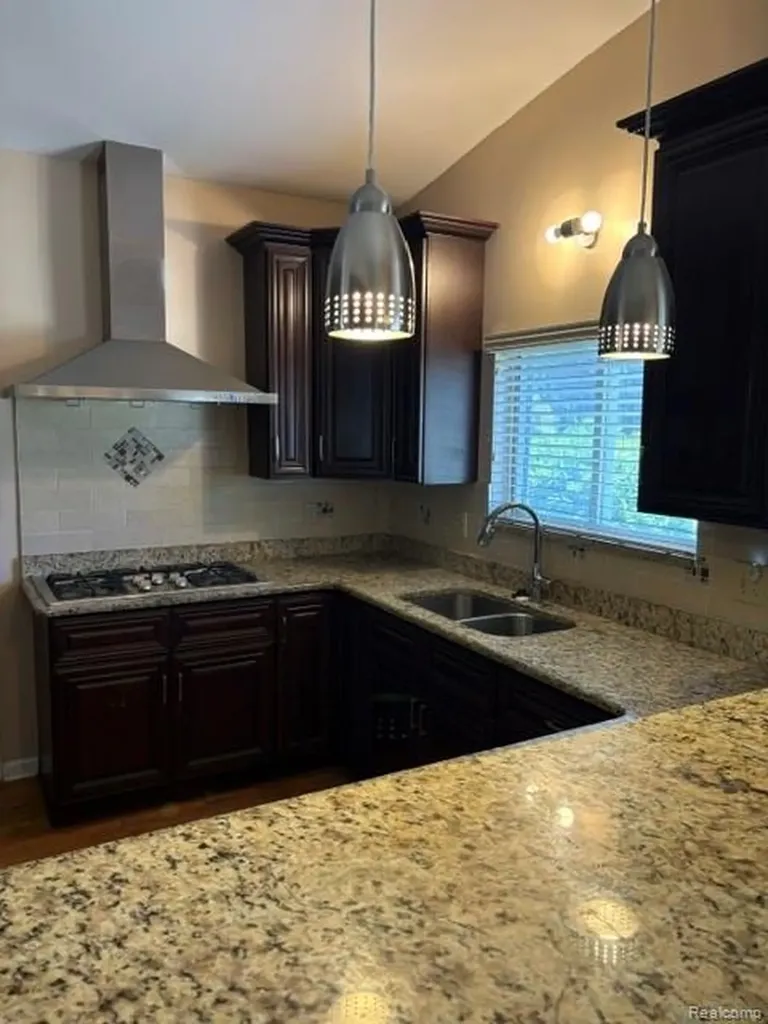19412 Starlane Street Southfield City MI 48075