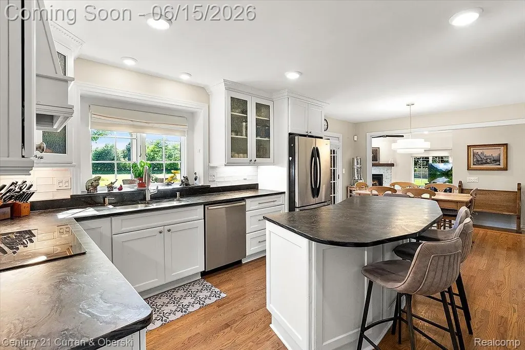 37125 Fox Glen Farmington Hills City MI 48331