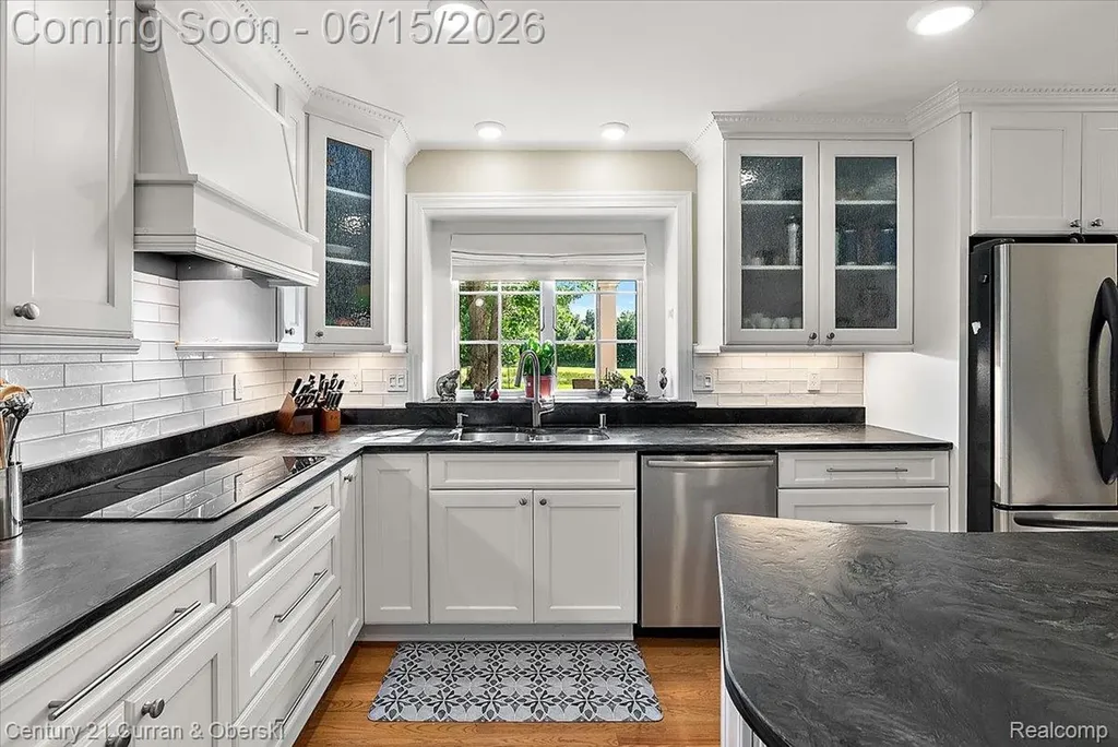37125 Fox Glen Farmington Hills City MI 48331