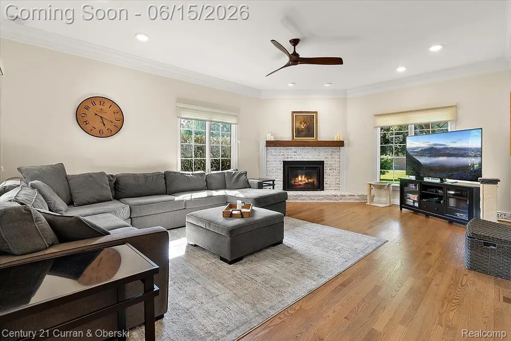 37125 Fox Glen Farmington Hills City MI 48331
