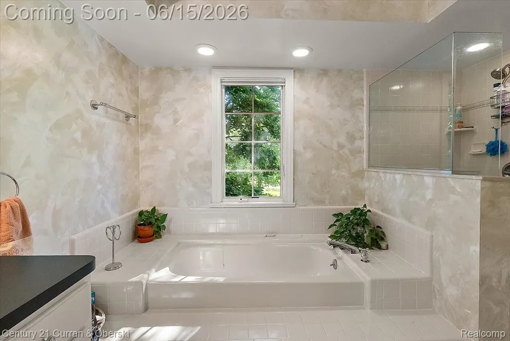 37125 Fox Glen Farmington Hills City MI 48331
