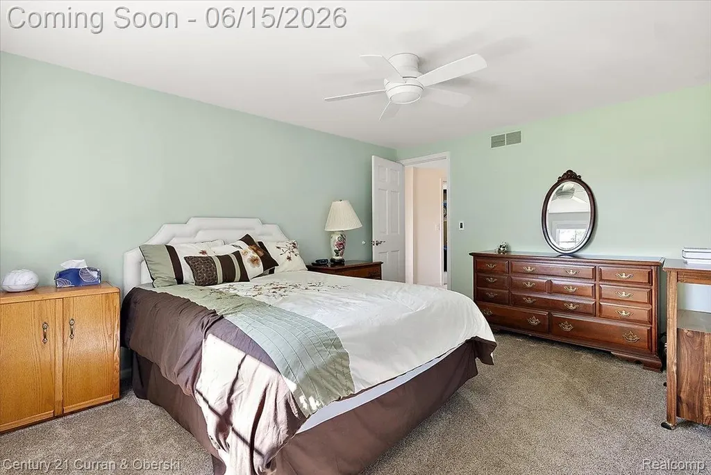 37125 Fox Glen Farmington Hills City MI 48331