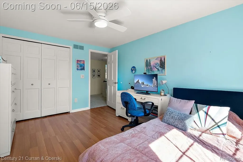 37125 Fox Glen Farmington Hills City MI 48331