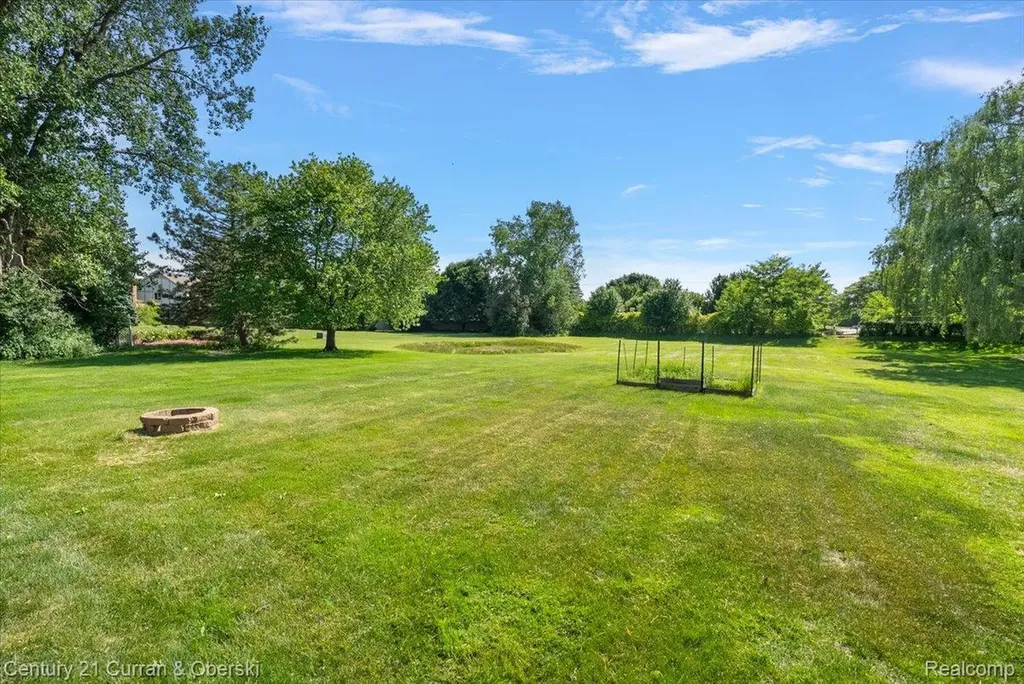 37125 Fox Glen Farmington Hills City MI 48331