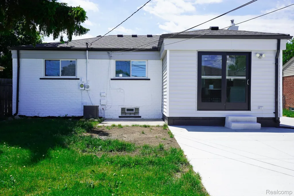 17949 S Wind Drive Fraser City MI 48026