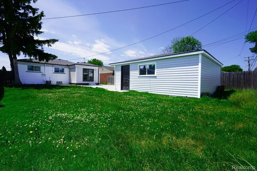 17949 S Wind Drive Fraser City MI 48026
