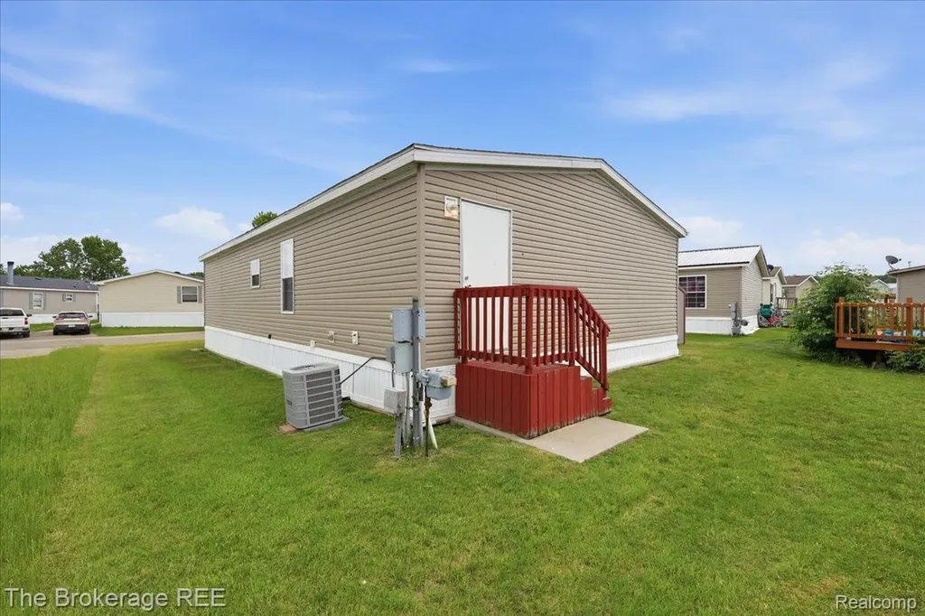 9542 Foxwell Circle Tyrone Township MI 48430