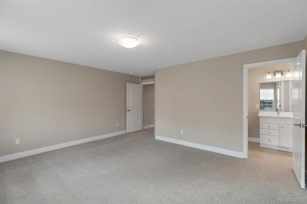 811 Balmoral Lane Troy City MI 48085