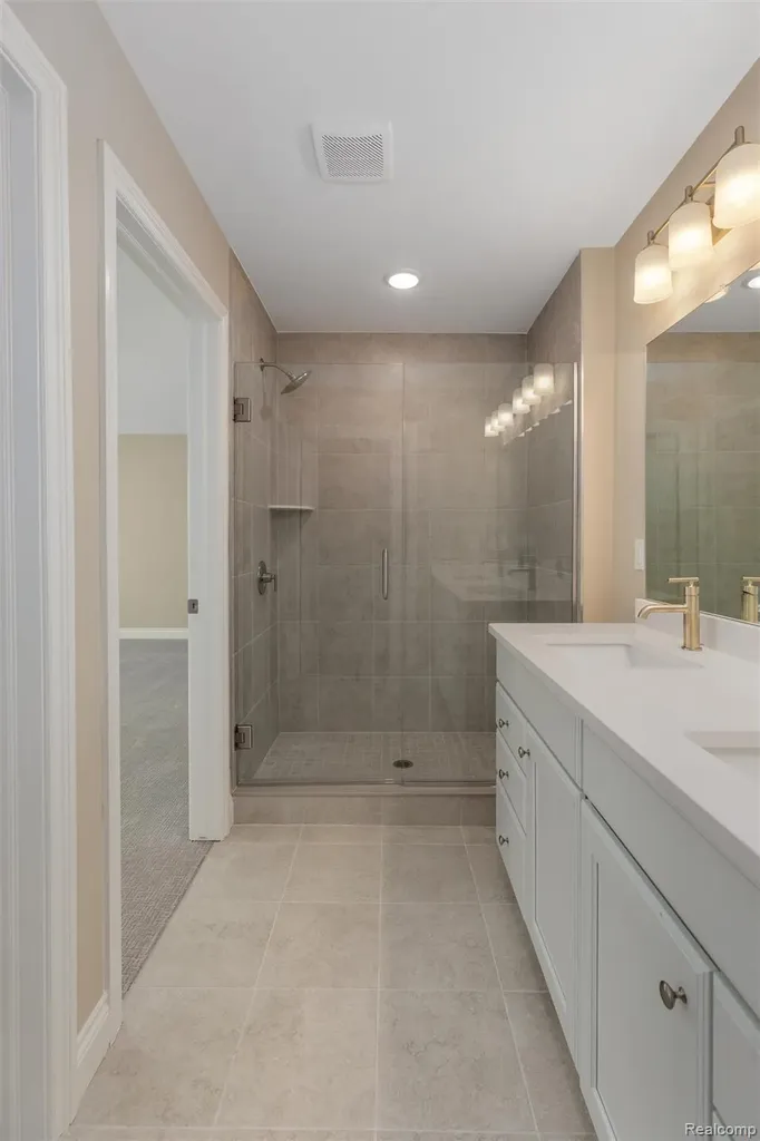 811 Balmoral Lane Troy City MI 48085