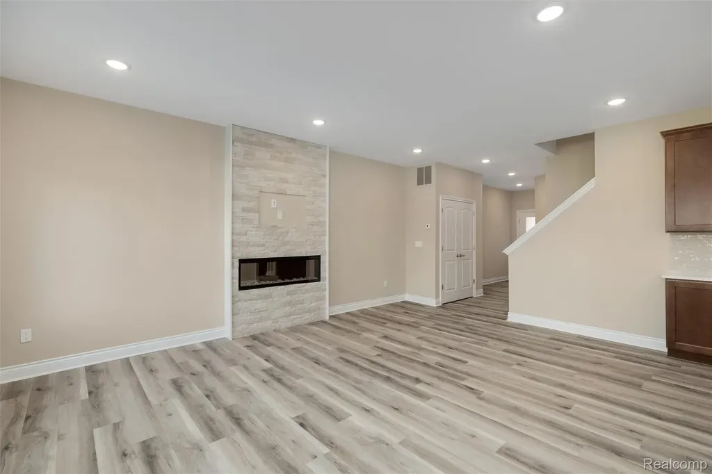 811 Balmoral Lane Troy City MI 48085