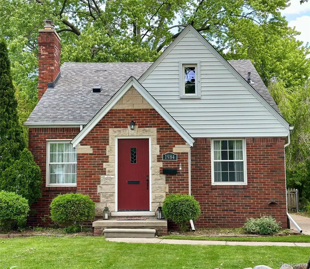 1984 Beaufait Drive Grosse Pointe Woods City MI 48236