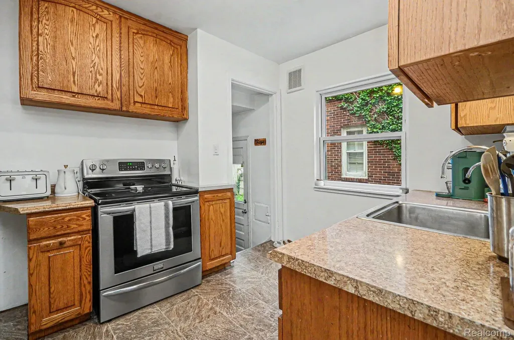 1984 Beaufait Drive Grosse Pointe Woods City MI 48236