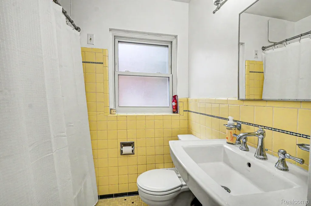 1984 Beaufait Drive Grosse Pointe Woods City MI 48236