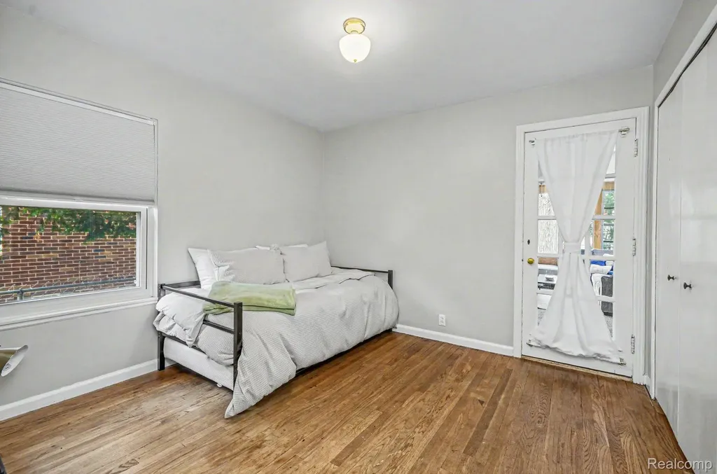 1984 Beaufait Drive Grosse Pointe Woods City MI 48236