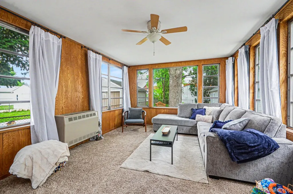 1984 Beaufait Drive Grosse Pointe Woods City MI 48236
