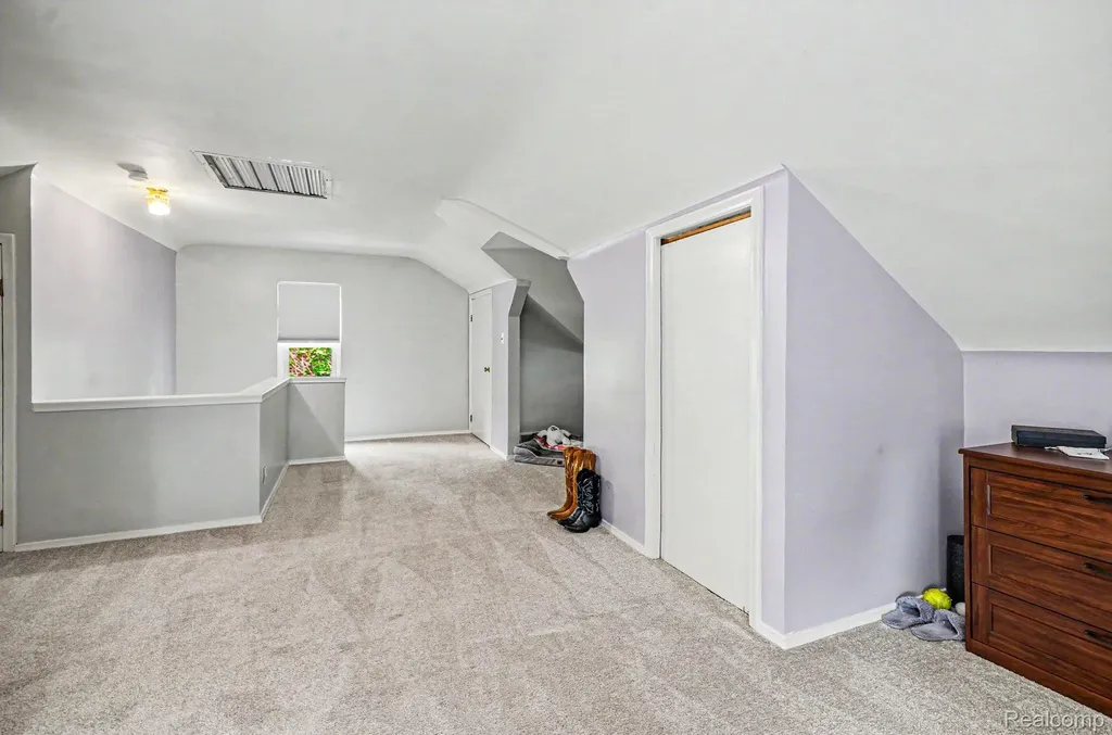 1984 Beaufait Drive Grosse Pointe Woods City MI 48236