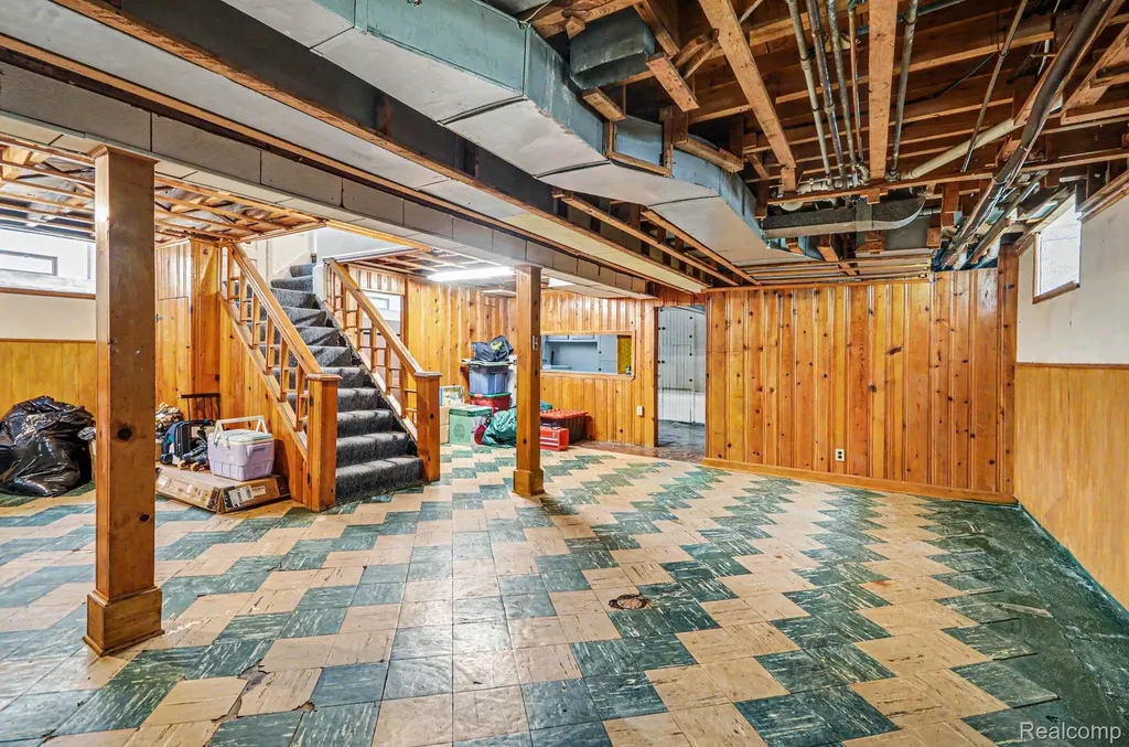 1984 Beaufait Drive Grosse Pointe Woods City MI 48236