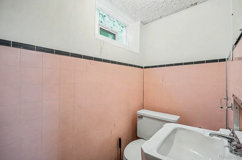 1984 Beaufait Drive Grosse Pointe Woods City MI 48236