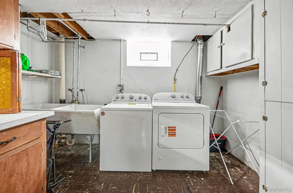 1984 Beaufait Drive Grosse Pointe Woods City MI 48236