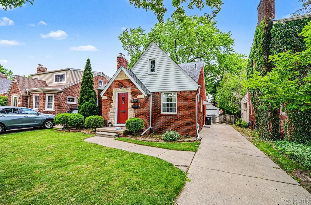 1984 Beaufait Drive Grosse Pointe Woods City MI 48236