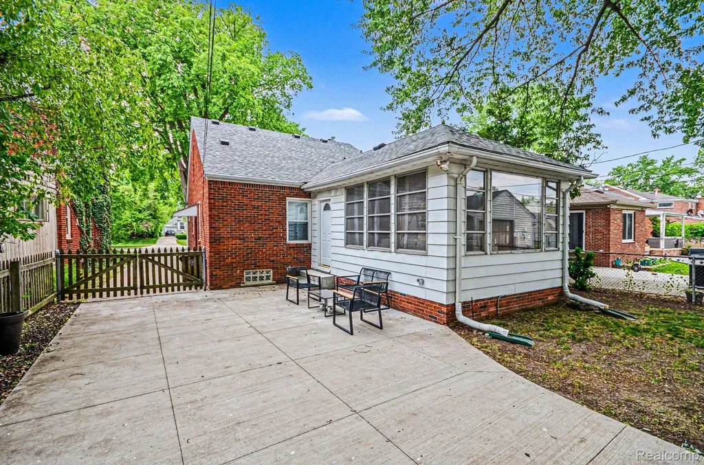 1984 Beaufait Drive Grosse Pointe Woods City MI 48236