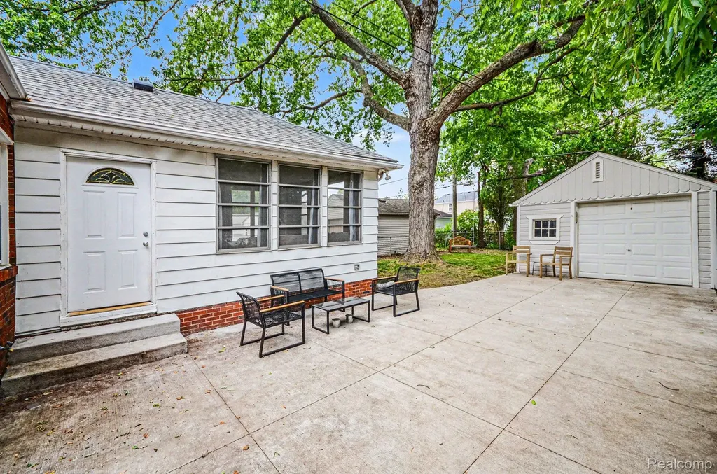 1984 Beaufait Drive Grosse Pointe Woods City MI 48236