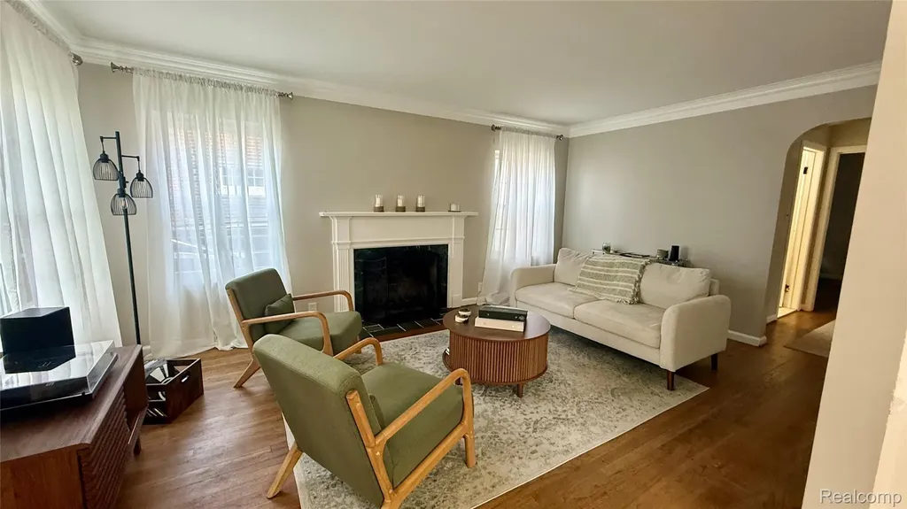 1984 Beaufait Drive Grosse Pointe Woods City MI 48236