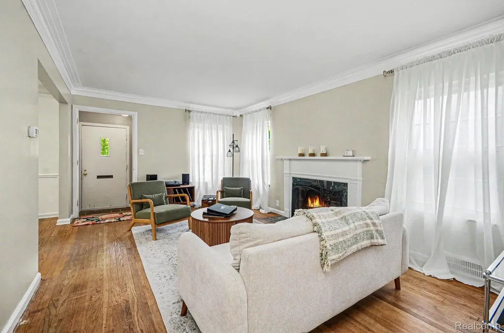 1984 Beaufait Drive Grosse Pointe Woods City MI 48236