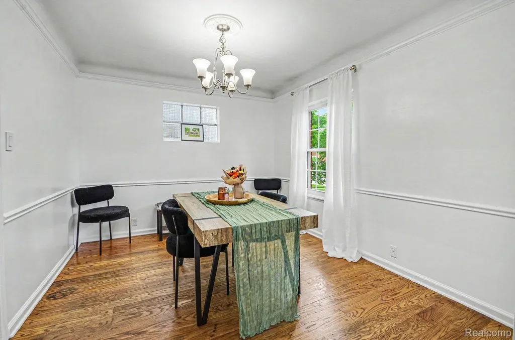 1984 Beaufait Drive Grosse Pointe Woods City MI 48236