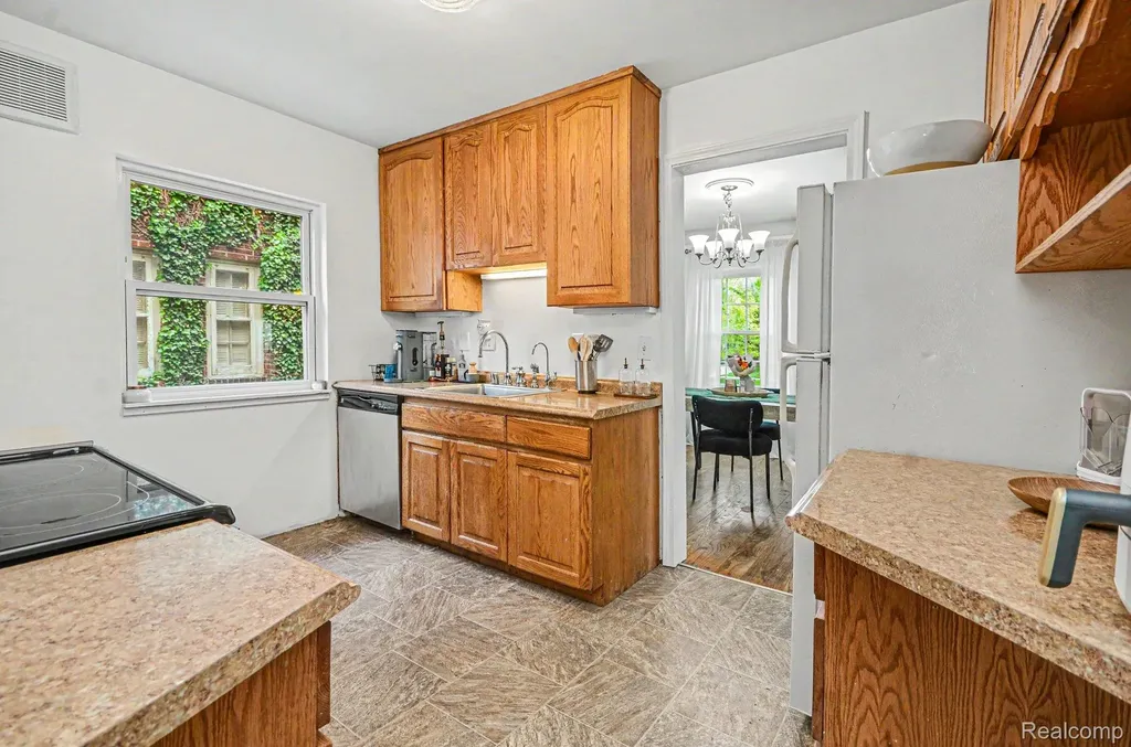 1984 Beaufait Drive Grosse Pointe Woods City MI 48236