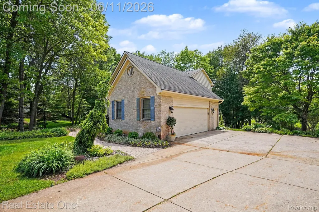 2958 Pine Needle Drive White Lake Charter Township MI 48383