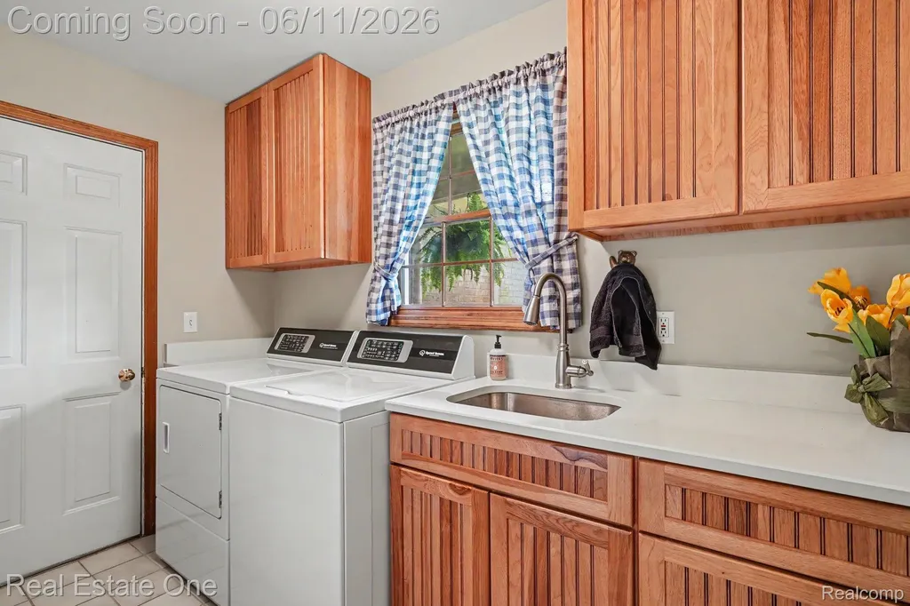 2958 Pine Needle Drive White Lake Charter Township MI 48383
