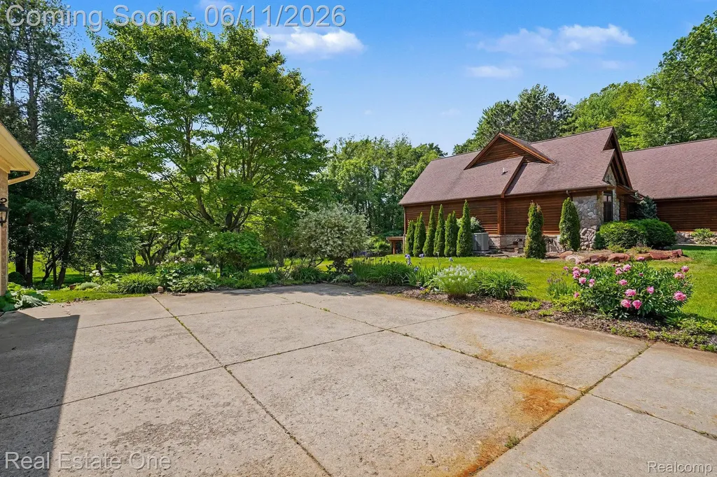2958 Pine Needle Drive White Lake Charter Township MI 48383