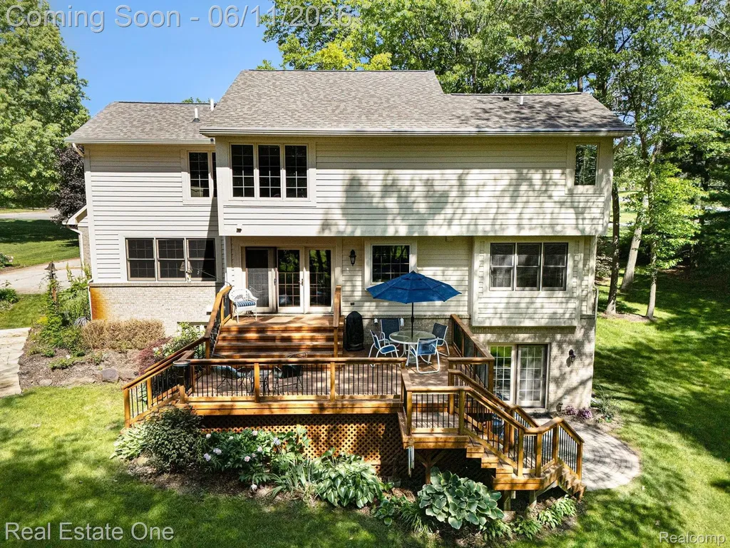 2958 Pine Needle Drive White Lake Charter Township MI 48383