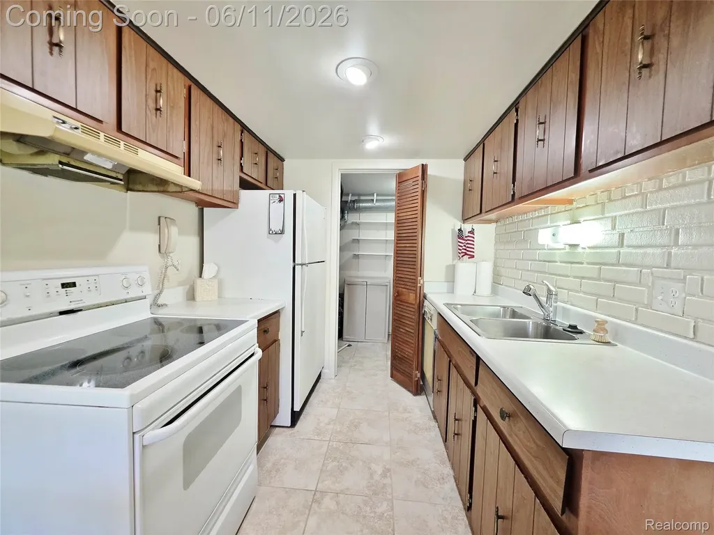 34299 W Garfield Circle Fraser City MI 48026