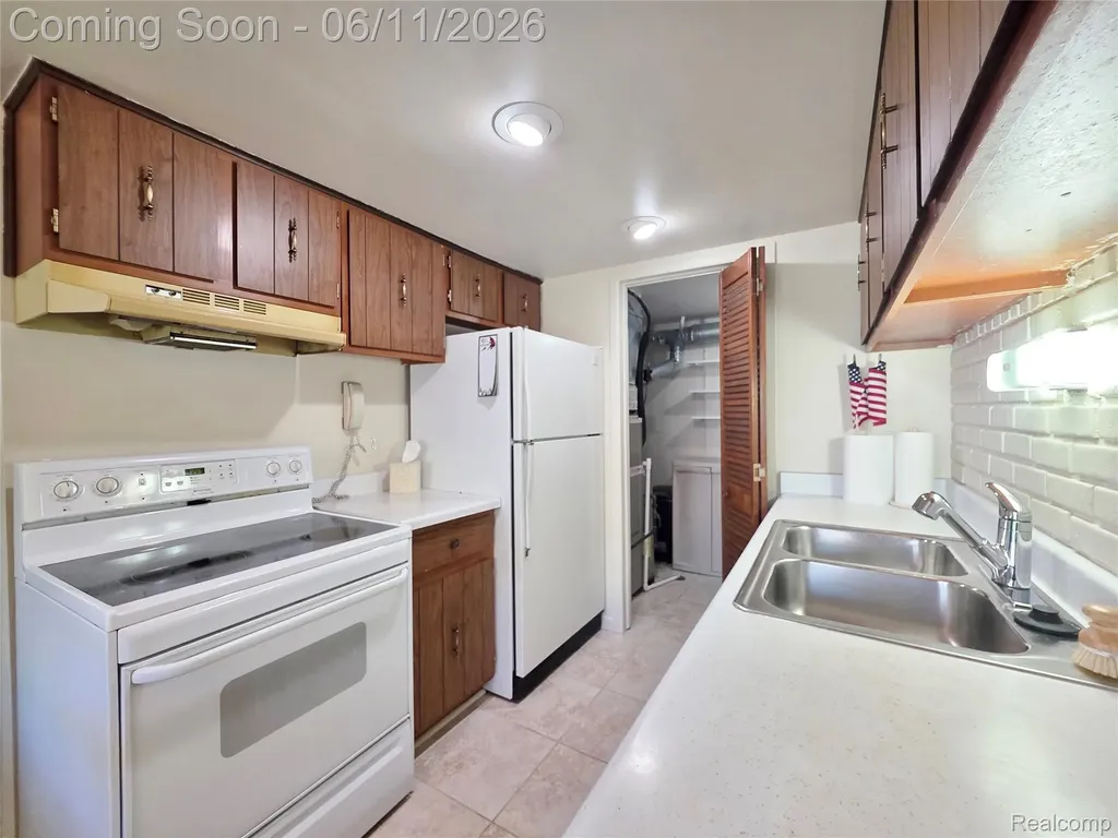 34299 W Garfield Circle Fraser City MI 48026
