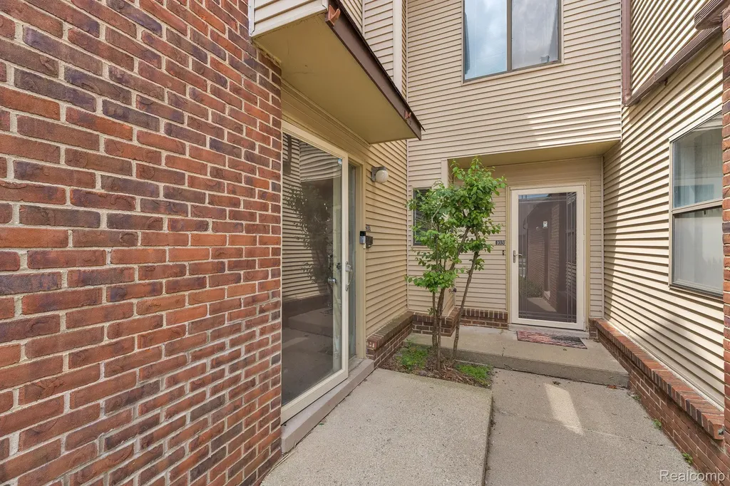 6689 Ridgefield Circle West Bloomfield Charter Township MI 48322
