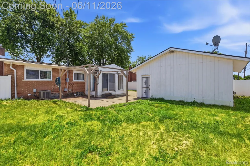 4663 Buchanan Avenue Warren City MI 48092