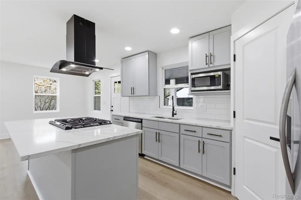 19377 Brentwood Street Livonia City MI 48152