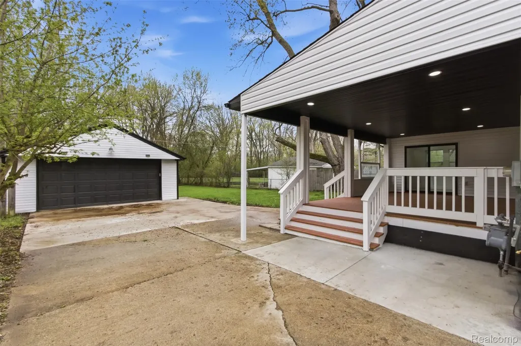 19377 Brentwood Street Livonia City MI 48152
