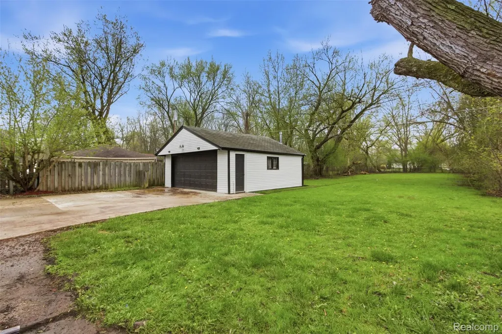 19377 Brentwood Street Livonia City MI 48152