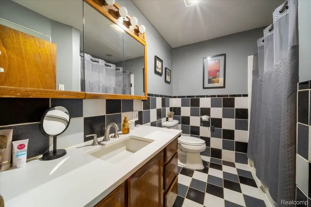 795 Hogarth Avenue Waterford Charter Township MI 48328