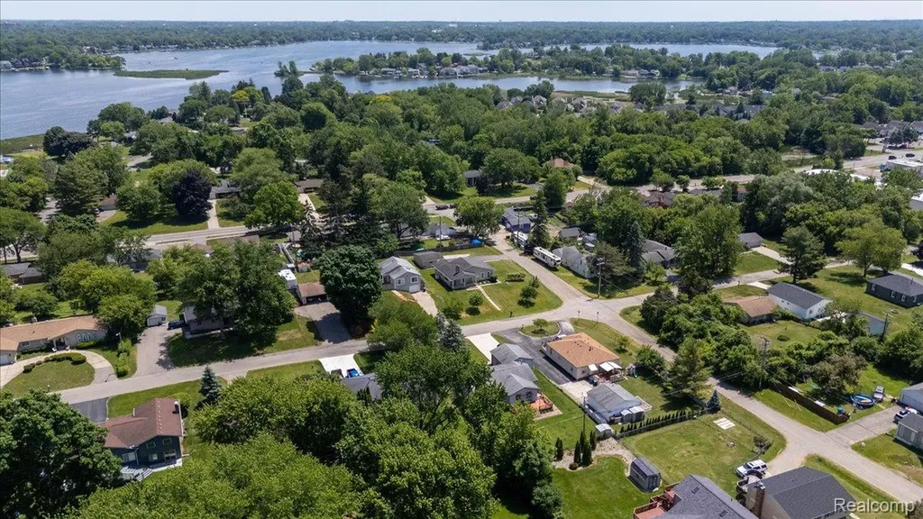 795 Hogarth Avenue Waterford Charter Township MI 48328