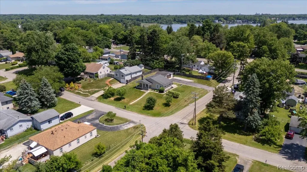 795 Hogarth Avenue Waterford Charter Township MI 48328