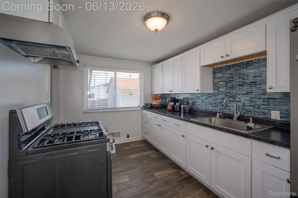 1076 W Kurtz Avenue Mt. Morris Township MI 48505