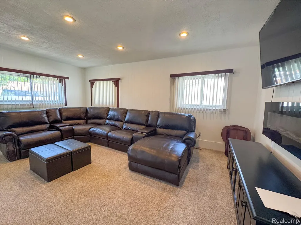 17020 Pennsylvania Street Southfield City MI 48075