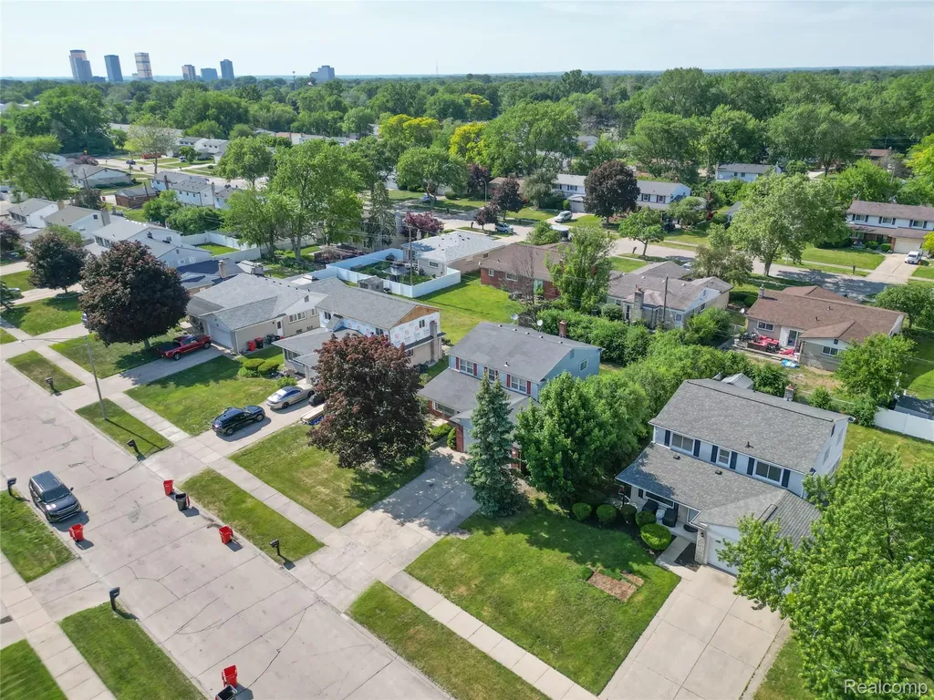 17020 Pennsylvania Street Southfield City MI 48075