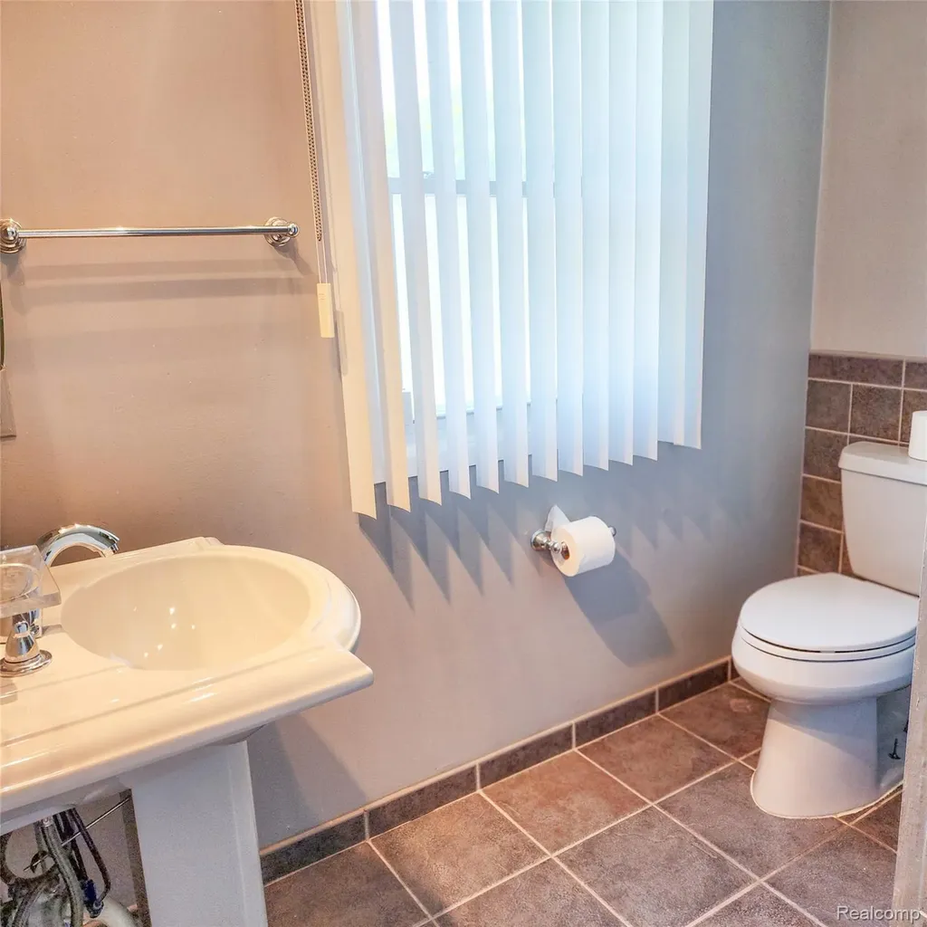 17020 Pennsylvania Street Southfield City MI 48075